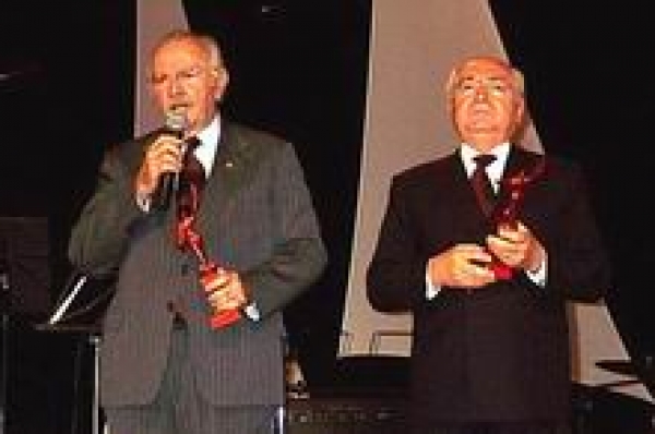 Presidente do TJ recebe troféu da ASI