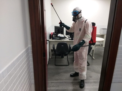 Fórum Gumersindo Bessa passa por desinfecção realizada por equipe da Emsurb