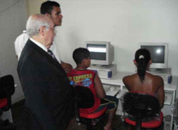 Presidente do TJSE doa computadores para Amanb