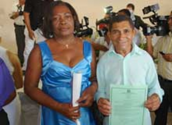 Casais do Parque dos Faróis dizem sim em casamento coletivo