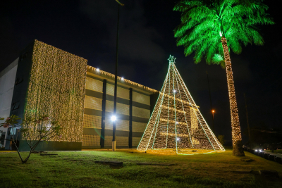 Luzes Natalinas são acesas no Fórum Gumersindo Bessa