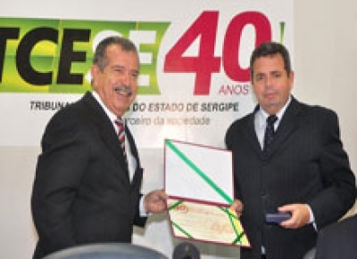 Presidente do TJSE recebe medalha no Tribunal de Contas