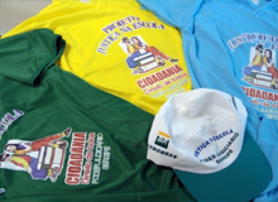Petrobrás doa camisetas para JUSTIÇA NA ESCOLA