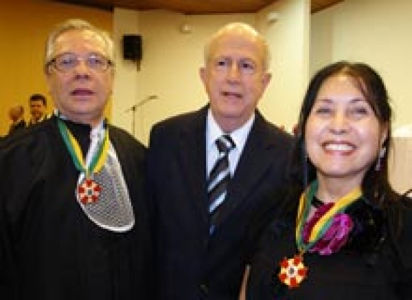 Presidente do TJSE é condecorada pelo TRT