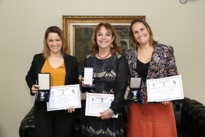 Polícia Militar concede medalhas a membros da Escola Judicial de Sergipe