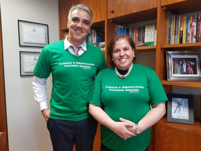 Parlamentares, em Brasília, vestem camisa da “Prioridade Absoluta” e assumem compromisso com a Infância e Juventude