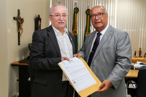 Presidente do TJSE entrega à Alese projeto de lei que atribui às unidades de origem a competência para realizar leilões