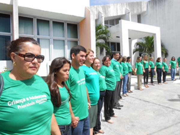 Campanha Prioridade Absoluta promove abraço ao Juizado da Infância e Juventude