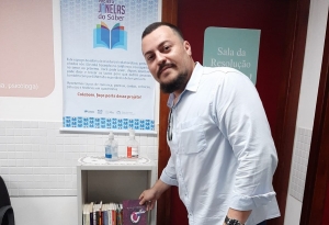 Livro de poesias é doado ao Projeto Janelas do Saber