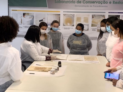 Estudantes conhecem na prática a preservação de documentos históricos em visita ao Arquivo Judiciário