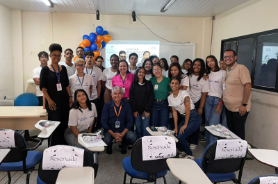 Jovens aprendizes refletem sobre uso consciente da tecnologia no atendimento ao público