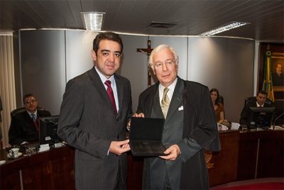 Conselheiro do CNJ entrega placa em homenagem ao TJSE pelo cumprimento de 100% da meta de julgamentos de homicídios