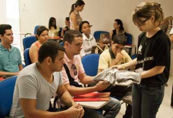 Pesquisa de Satisfação 2012: estagiários são treinados para aplicação de questionário