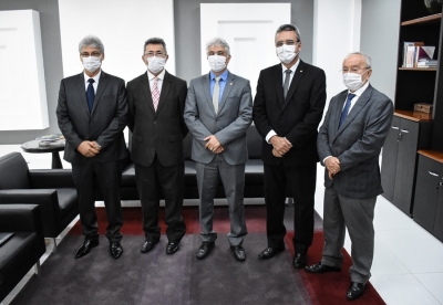 Presidente Edson Ulisses prestigia posse da mesa diretora do TRT-20