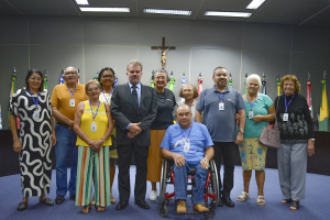 Servidores aposentados recebem crachás em solenidade no auditório do Palácio