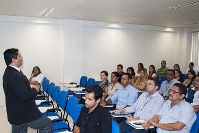 Pesquisa de Satisfação 2013: estagiários são treinados para aplicação de questionários