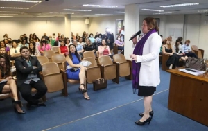 Agosto Lilás: Juíza Rosa Geane fala sobre combate à violência e campanha Sinal Vermelho em palestra no TCE