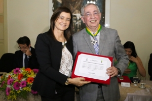 Presidente do TJSE recebe comenda da Procuradoria Geral do Estado