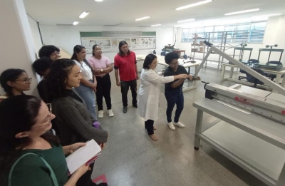 Arquivo Judiciário apresenta as técnicas para tratamento de documentos antigos aos alunos da UFS