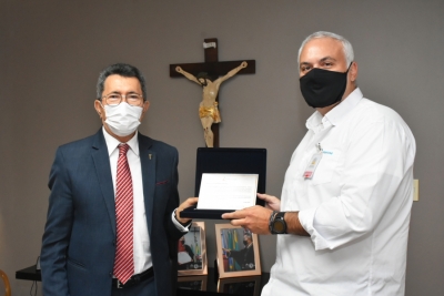 Energisa entrega placa ao TJSE em alusão a projeto de eficiência energética