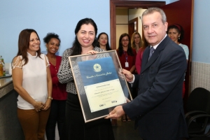 Presidente do TJSE entrega quadro com premiação do “Conciliar é Legal” ao Nupemec/Cejusc