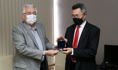 Presidente do TJSE recebe comenda do TCE em visita institucional