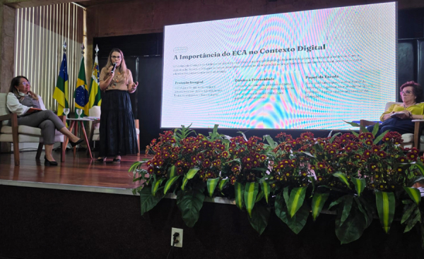 Ju&iacute;za faz palestra sobre ECA Digital em Encontro do Conselho de Educa&ccedil;&atilde;o