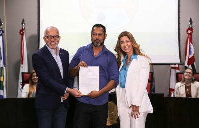 ReguLARize-SE: moradores do bairro 17 de Março recebem título de propriedade dos imóveis