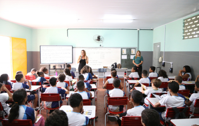 Paz em casa: Matemática do Amor leva informações sobre Lei Maria da Penha para escola municipal