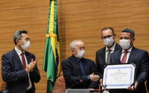 Presidente do Poder Judiciário prestigia entrega do Título de Cidadão Sergipano a Sales Neto