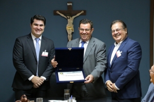 Des. Luiz Mendonça recebe homenagem da Anoreg/SE