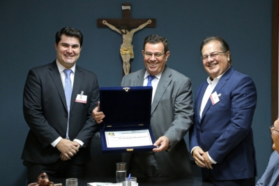 Des. Luiz Mendonça recebe homenagem da Anoreg/SE