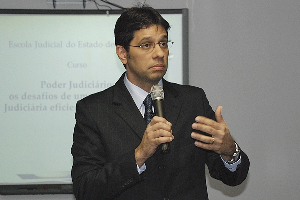 Magistrados e servidores participam de curso sobre governança judiciária