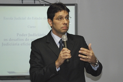 Magistrados e servidores participam de curso sobre governança judiciária