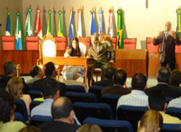 Governador em exercício sanciona três leis para o Judiciário