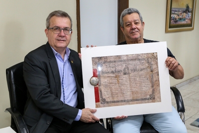 Presidente recebe documentos históricos do Juiz Álvaro Fontes da Silva para acervo do Memorial do Judiciário