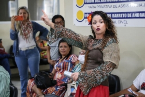 No Dia da Conscientização da Violência Contra a Pessoa Idosa teatro é apresentado no fórum