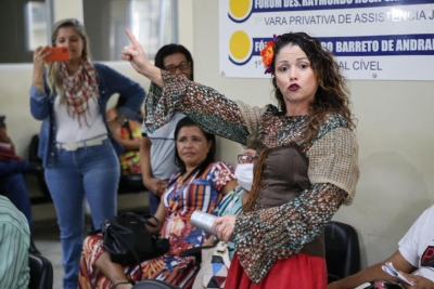 No Dia da Conscientização da Violência Contra a Pessoa Idosa teatro é apresentado no fórum