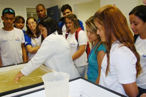 Estudantes conhecem procedimento de restauração documental do Arquivo Judiciário