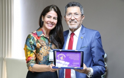 Presidente Edson Ulisses entrega homenagem à Secretária Lucivanda Rodrigues