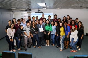 Alunos do curso de Direito da UNIT homenageiam Presidente do TJSE