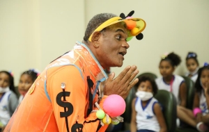 Cartilha "Meu Dindim" é adaptada para teatro e apresentada no Projeto Escolas no Fórum