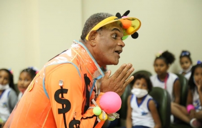 Cartilha "Meu Dindim" é adaptada para teatro e apresentada no Projeto Escolas no Fórum