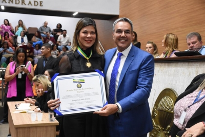 Juíza Dauquíria Ferreira recebe da Alese Medalha Deputada Quintina Diniz