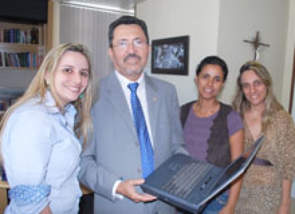 Des. Edson Ulisses doa notebook para instituição que abriga crianças e adolescentes