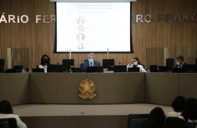 Coordenadora da Mulher discute em evento do TRE desafios enfrentados na política