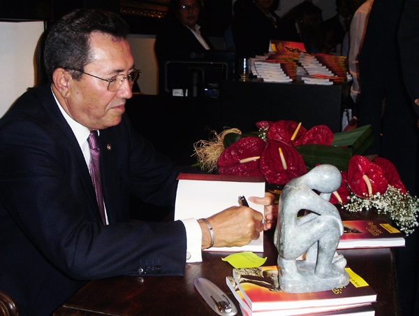 Noite de autógrafos do livro do Desembargador Edson Ulisses lota o Museu da Gente
