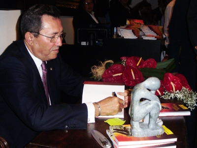 Noite de autógrafos do livro do Desembargador Edson Ulisses lota o Museu da Gente