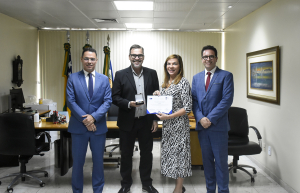 Presidente Iolanda Guimarães recebe Medalha 60 anos da Administração
