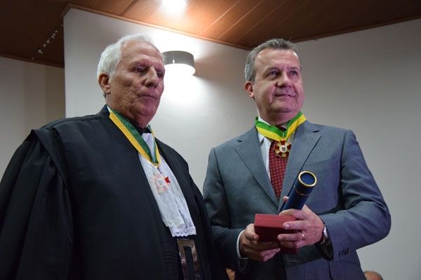 Desembargador Cezário Siqueira Neto recebe medalha do TRT20